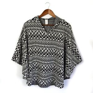 Rag Therapy Black and White
Boho Hooded Poncho
